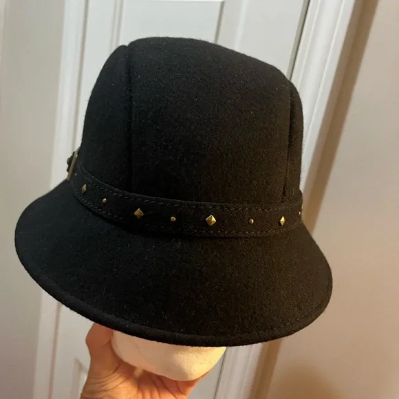 Vintage Betmar Black wool and Gold stud & buckle band Cloche Hat ex guc - Picture 5 of 11